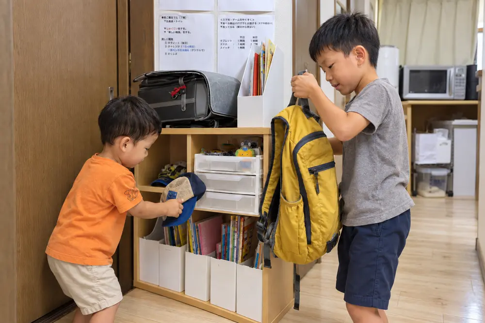 かばんや帽子を出発する場所にまとめる工夫を表すイメージ写真